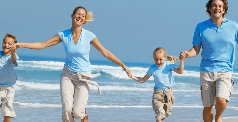 Ouders en kinderen vrolijk rennend op het strand