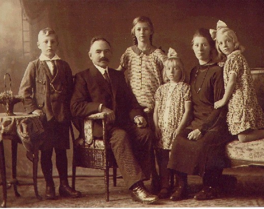 De traditionele familiefoto met meerdere generaties