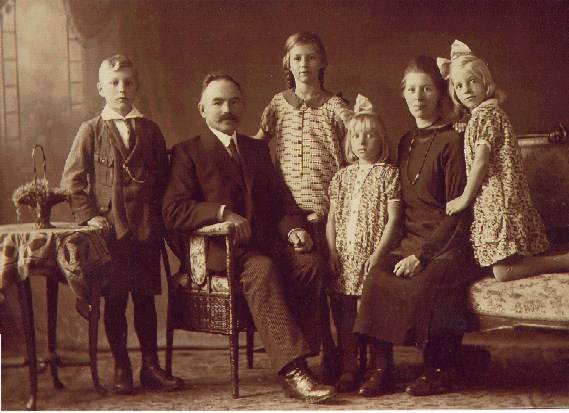 De traditionele familiefoto met meerdere generaties