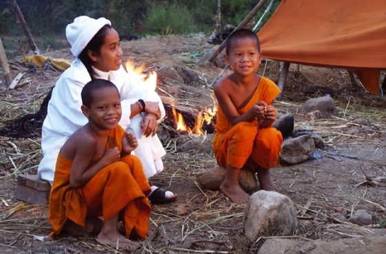 Kloostermoeder Khun Ead met Novicen in Buddha's Lost Children (Verloren Kinderen van Boeddha)