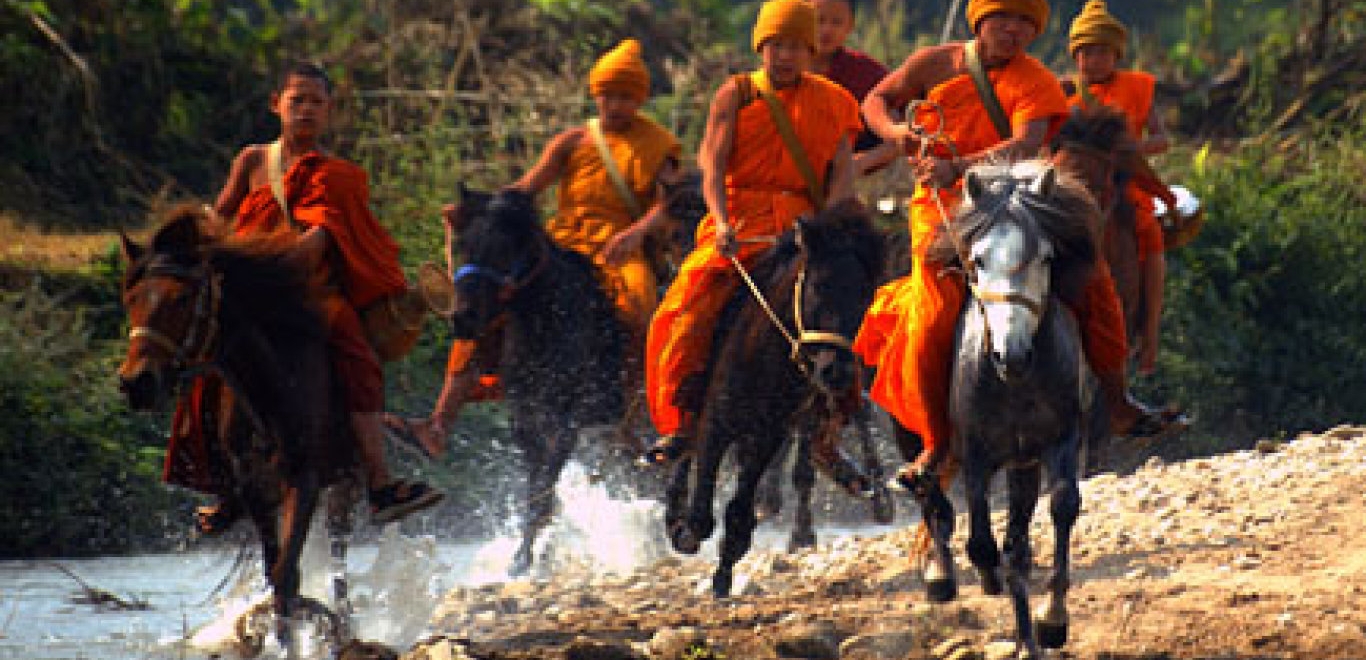 Novicen van Phra Khru Bah wild rijdend op paard in Buddha's Lost Children (Verloren Kinderen van Boeddha)