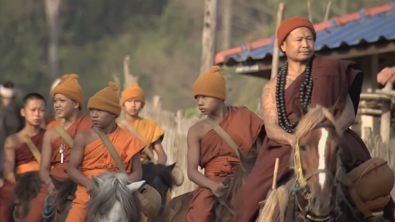 thaise-monnik-phra-khru-bah-met-zijn-kinderen-op-paard-in-buddhas-lost-children-verloren-kinderen-van-boeddha