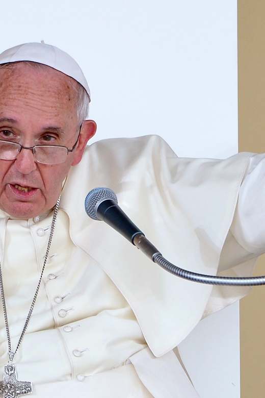 Paus Franciscus wijst alsof hij iemand wegstuurt. Hij vraagt nu vergeving vraagt voor het geweld en de onderdrukking door de Rooms Katholieke Kerk. Het geweld is daarmee nog niet verdwenen. Red God uit de schuld! Geloof, geweld en samen leven