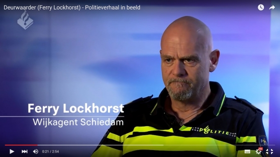 Wijkagent Ferry Lockhorst (Schiedam) vertelt in de serie Politieverhaal in beeld over de huisuitzetting van een gezin met kinderen. Hij blijkt een echt mens van vlees en bloed.