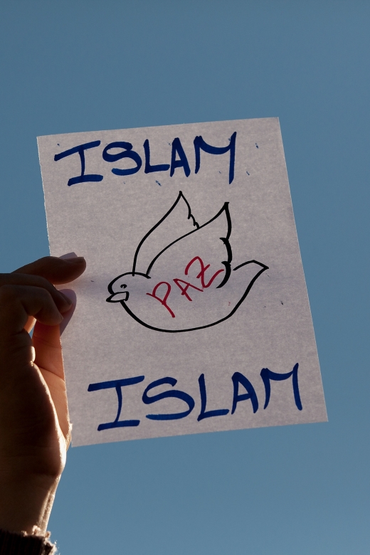 Betoger houdt na aanslagen het pamflet op me "Islam Peace". Islam staat voor vrede: Kunnen we in vrede samenleven?
