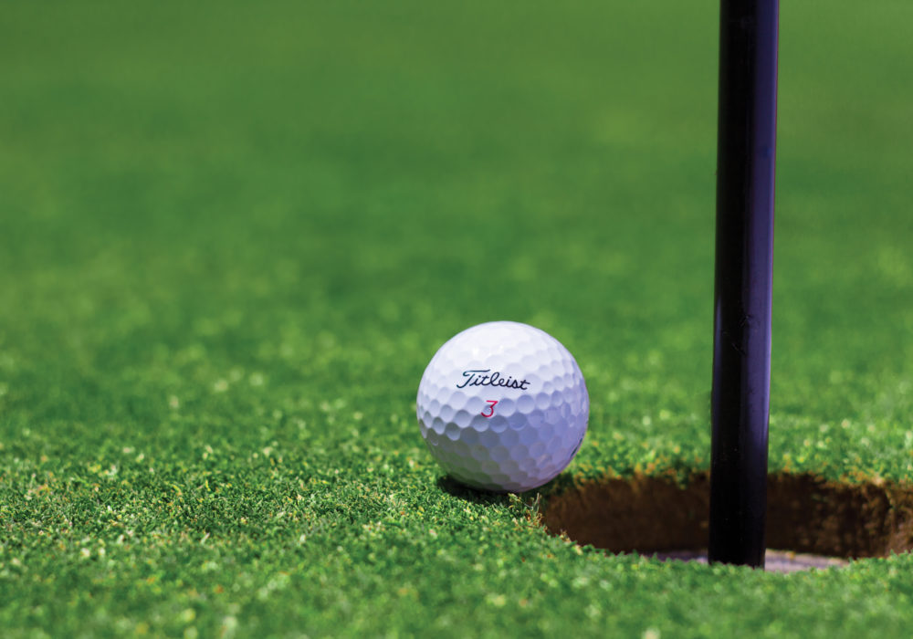 Doelen Saboteren, 10 sabotages voor het bereiken van doelen: Deze golfbal mist zijn doel met een grasspriet