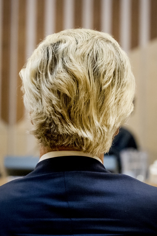 Geert Wilders, je hoort bij ons. Geert in rechtzaal in het minder, minder proces.