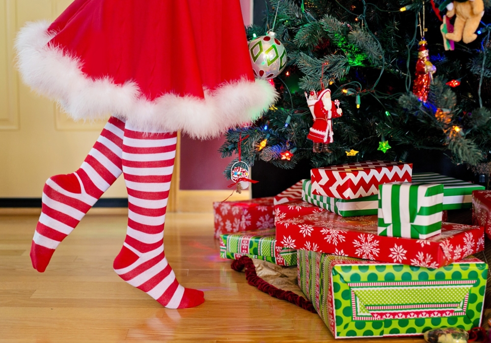 Gezellig een kerstboom versieren voor Kerstmis