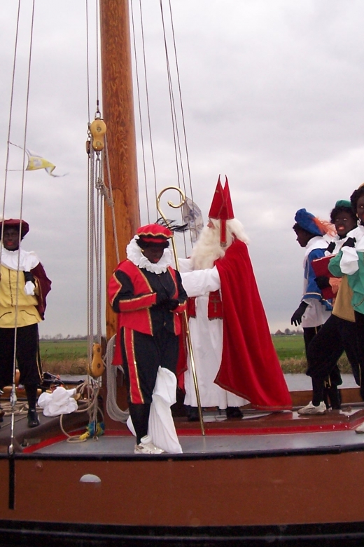 Sinterklaas met Zwarte Pieten op een boot